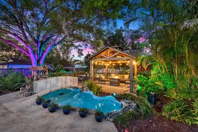 Image de Luxury Retreat: Pool, Games, Basketball & More!