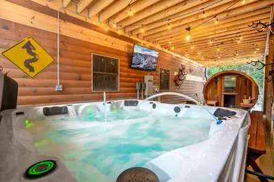 Image de 15 Guest Chalet with Sauna and Hot Tub - Bunk Room - 4 minutes to Sunday River