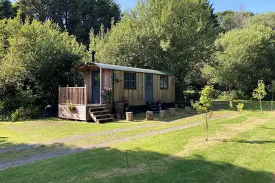 Image de Brook the shepherds hut in tranquil wooded surroundings