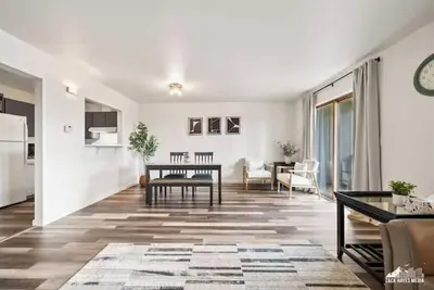 Image de Cozy, spacious, minimalist 2 bedroom unit [4]