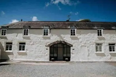 Image de Courtyard Cottage with hot tub and walled garden
