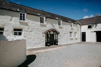 Image de 1 Courtyard cottage with hot tub and walled garden