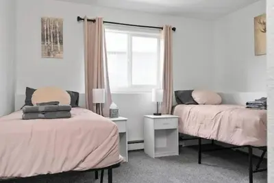 Image de Jewel of the Lake, 5 Bedroom Family Home w Garage