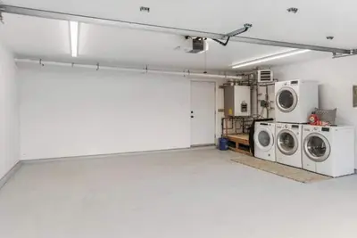 Image de Stylish, spacious, & private 3 bedroom home