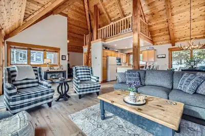 Image de Elevated Comfort: A Spacious Mountain Home with Stunning Views