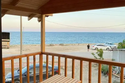 Image de Denize sıfır, manzaralı ve teraslı iki katlı mini villalar.