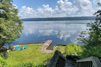 Serene Lake Retreat with Stunning Views Close to Cu and Ic