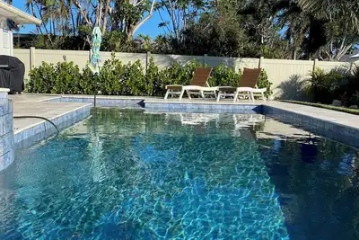 Image de Heated sunny pool! Spa! ! Everything New, close to Beach, restaurants, shopping