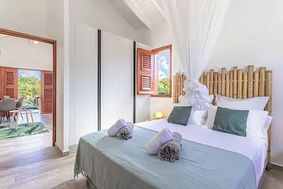 Image de Bungalow Sonia avec jacuzzi et grands espaces. Idéal pour 2 personnes