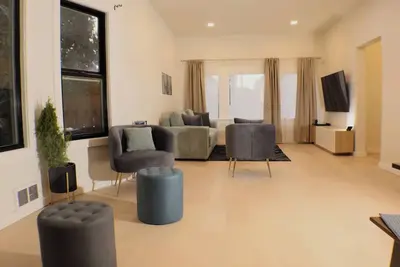 Image de Winter Special: Dove’s Den:  2bd Modern Comfort & Charm