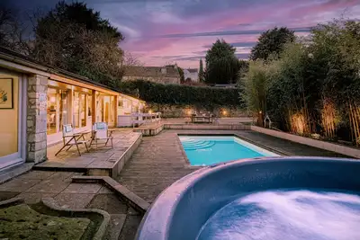Image de Beautifully presented dog friendly holiday home in the Cotswolds with a hot tub and swimming pool -