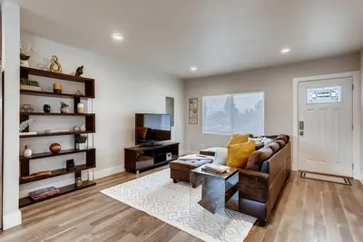 Image de ♫ Gorgeous, Contemporary ♦ 4 Bdrm / 2 Bath Home ♫