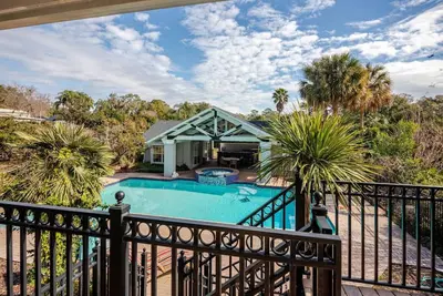 Image de 1920s Luxury Estate | Spa + Gym | Game Room | Pool