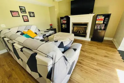 Image de Private Walk Out Basement Suite with Pond Views, Separate Entrance