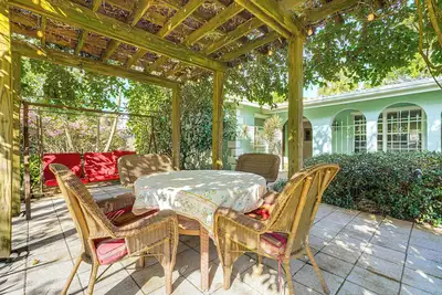 Image de 1 Mi to Dtwn Stuart: Home w\/ Pergola & Garden!
