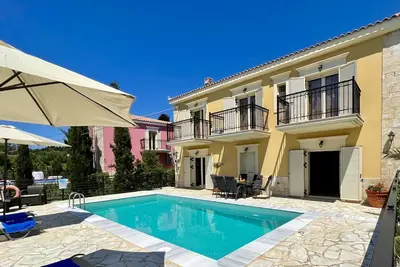 Image de A Charming 3 Bedroom Villa, 4 Bathrooms, Private Pool, Sea Views, Short drive to the beach, local ta