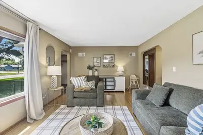 Image de 6th Street Retreat Newly Renovated 4bd- big yard-pets welcome-Long&Short term Ok