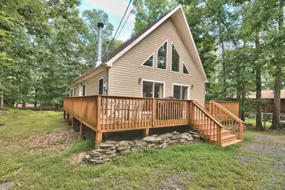 Image de Charming 3-bedroom chalet in Masthope Community.