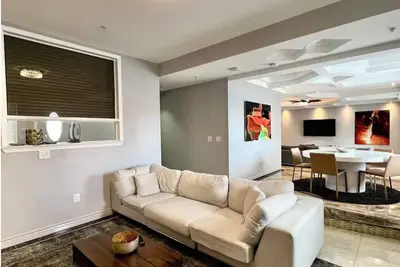 Image de The 4bd Penthouse w/ Amazing location & Patio