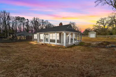 Image de Farmhouse in Queen City: Close proximity to Uptown & University area