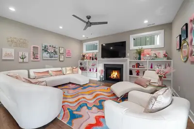 Image de 2 Miles-> Downtown/Concert Venues, Sleeps 8, Fenced yard, King Bed, Office Space