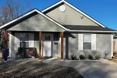 Image de Charming home with firepit, large fenced yard, pet friendly.