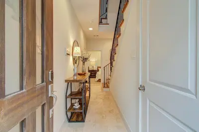 Image de Eado Elegance: Modern Retreat, Walk to Bars & Main Event Venues!