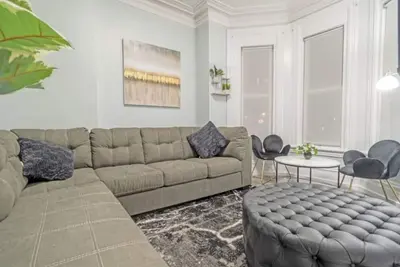 Image de Spacious Urban Gem ~ Steps from the Pier ~ Parking\n