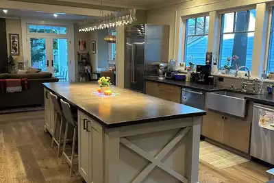 Image de Spacious 6-bedroom home in charming Chevy Chase, walking distance to metro