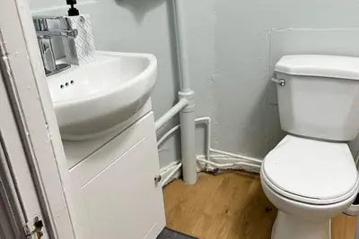 Image de Spacious Stylish Gem ~ Steps from the Pier ~ Parking