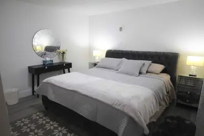 Image de Brand-New & Tranquil Retreat: Backyard ~ Parking!