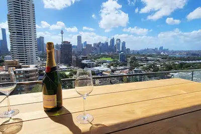 Image de Spectacular City Living in Iconic Top of the Town