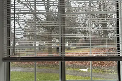 Image de Cozy king suite apartment with fitness room, WiFi, patio. “Secluded city living”