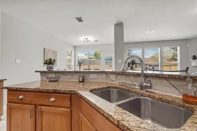 Image de Large Comfortable Newly Renovated Home for Family