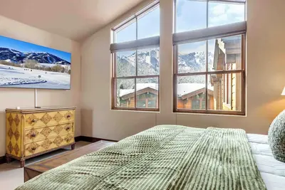 SkiView Luxury Townhome - Steps to Ketchum + Skiing, Dog-Friendly!