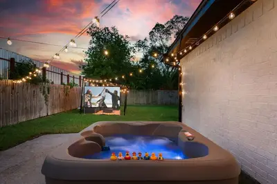 Image de Stylish Houston Getaway - Outdoor Movie Theater, Hot Tub &Bbq Oasis ~ Sleeps 10!