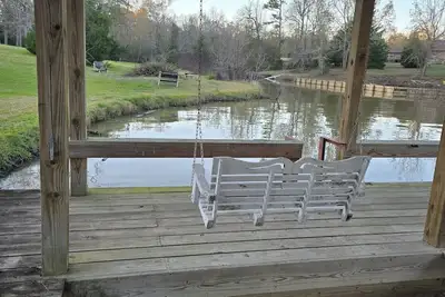 Image de Waterfront 4-bedroom estate with Indoor Pool and covered fishing dock Fire Pit