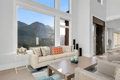 Image de Spacious, comfortable family home situated in a serene location. Stunning views!