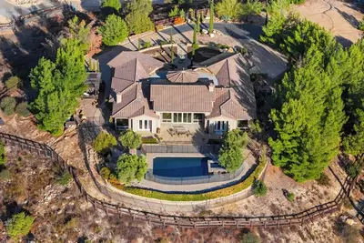 Image de Hilltop Estate • Pool + Hot Tub + Fire Table + Views | Cleveland Vista