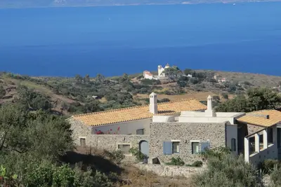 Image de Chaleureuse maison avec une dépendance à Cythère, calme avec de belles vues