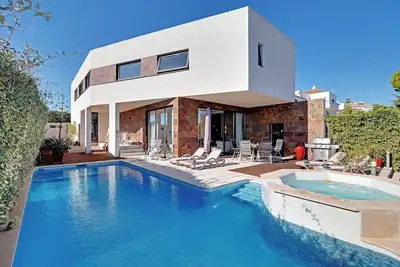 Image de The various outdoor spaces offer plenty of room for relaxation