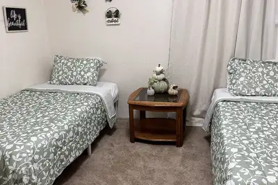 Image de Charl & Jami’s 2nd Marais Rental- cozy for family and our worker crews!