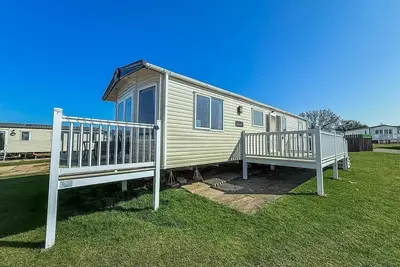 Image de Modern 6 berth caravan with front decking at Manor Park, Hunstanton ref 23015t