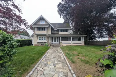 Image de Charming Colonial for Events! – Perfect for Family Reunions and Group Getaways!