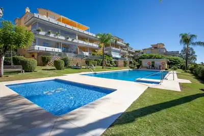 Image de Appartement spacieux avec grande terrasse et piscine près du port de Cabopino
