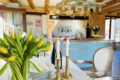 Image de Charming 2-bedroom cottage within a pretty sandstone courtyard with large pool