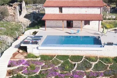 Image de Stone house with private infinity pool in the middle of the oasis