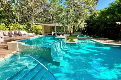 Image de Gated Luxury Walk to the Beach Dream