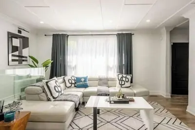 Image de Charming 4-bedroom bungalow with Pool in soothing Mississauga