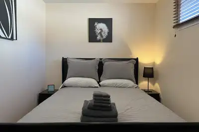Image de 2-bedroom lower level suite close to downtown
